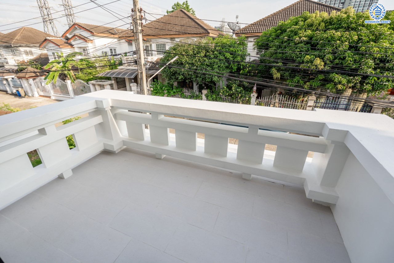 บ้านมือสองตกแต่งใหม่ ม.บุญโต55 แจ้งวัฒนะ ทำเลโซนเมือง!  เนื้อที่ 50 ตร.ว. ฟังก์ชันจัดเต็ม 3 ห้องนอน 4 ห้องน้ำ 1 ห้องแม่บ้าน รองรับทุกการอยู่อาศัย ทำเลเดินทางสะดวกเพียง 1 กม.จากจุดขึ้นทางด่วนศรีสมาน ใกล้เมืองทองธานี เซ็นทรัลแจ้งวัฒนะ และ รถไฟฟ้าสายสีแดง "สถานีหลักสี่"